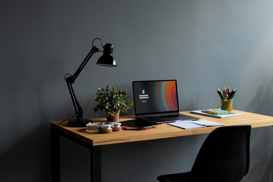 Créer un espace de travail inspirant : le rôle essentiel de la lampe de bureau
