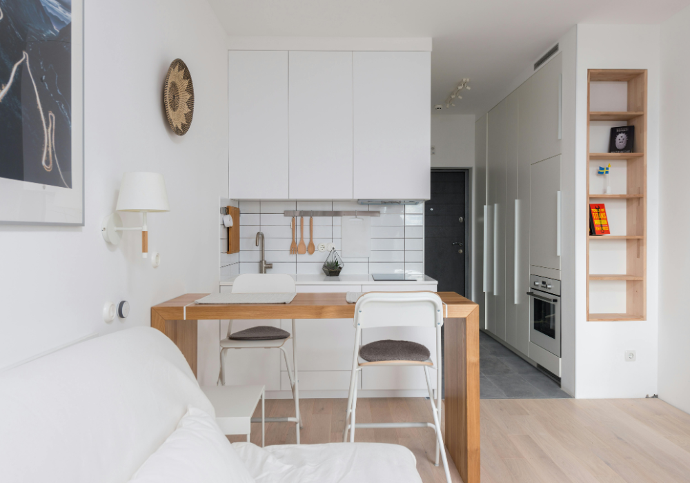 Petits Espaces : Comment Utiliser la Lumière pour Agrandir une Pièce